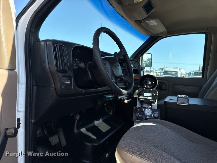 image for item EG5945 2005 GMC C5500 bucket truck