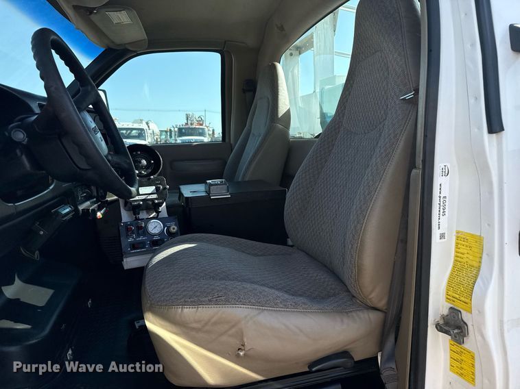 image for item EG5945 2005 GMC C5500 bucket truck