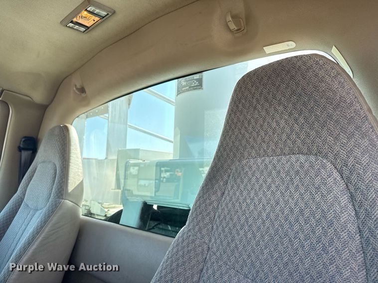 image for item EG5945 2005 GMC C5500 bucket truck