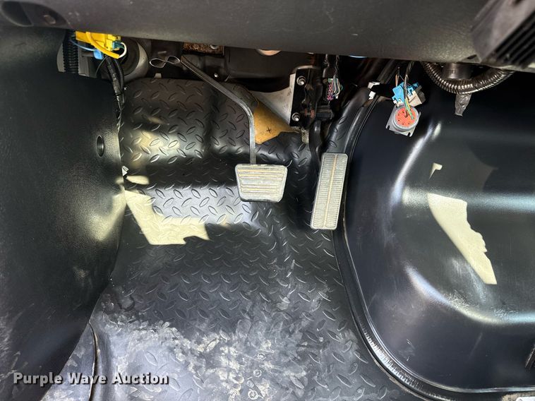 image for item EG5945 2005 GMC C5500 bucket truck