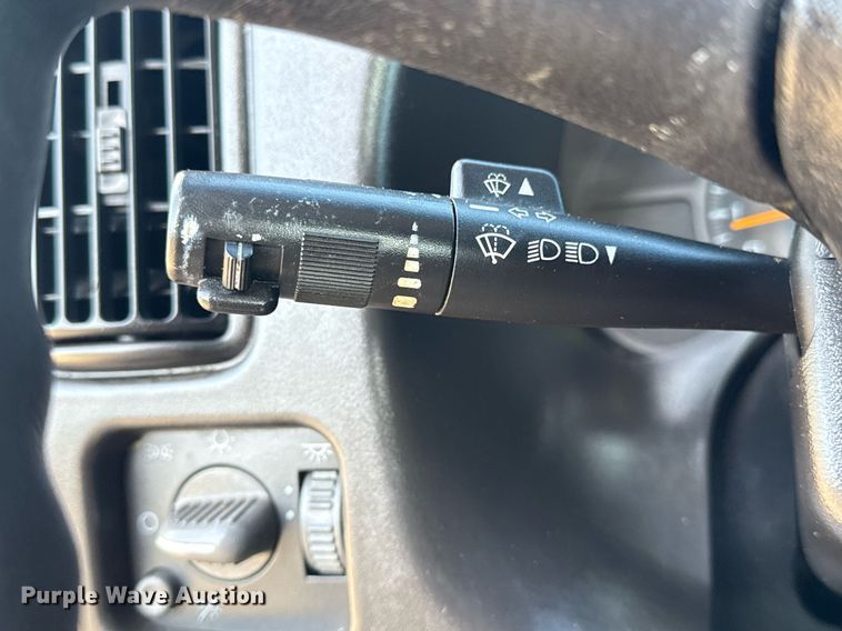 image for item EG5945 2005 GMC C5500 bucket truck