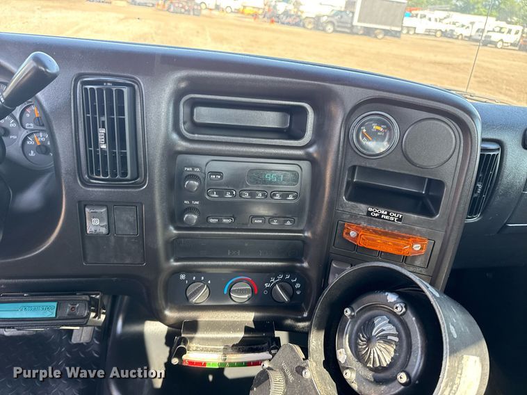 image for item EG5945 2005 GMC C5500 bucket truck