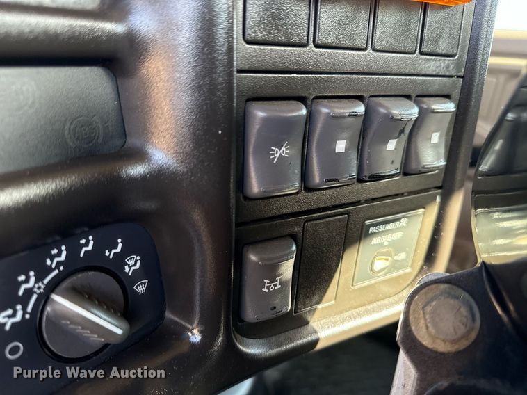 image for item EG5945 2005 GMC C5500 bucket truck