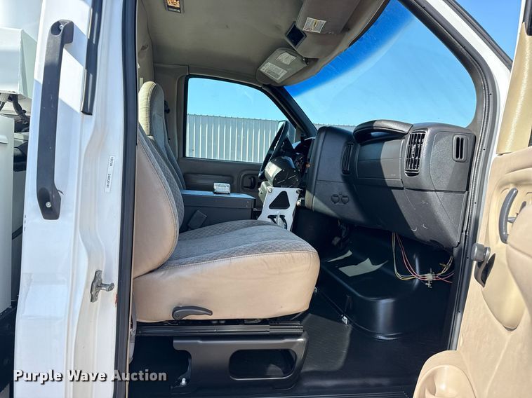 image for item EG5945 2005 GMC C5500 bucket truck