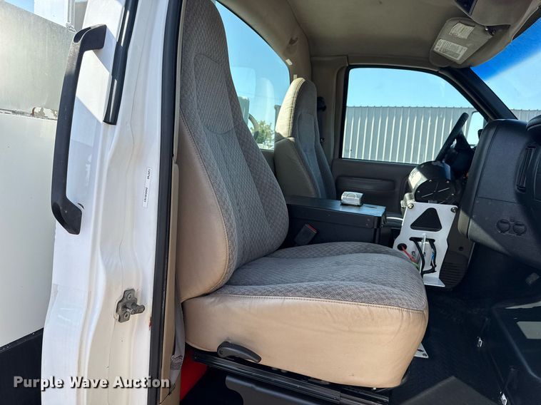 image for item EG5945 2005 GMC C5500 bucket truck