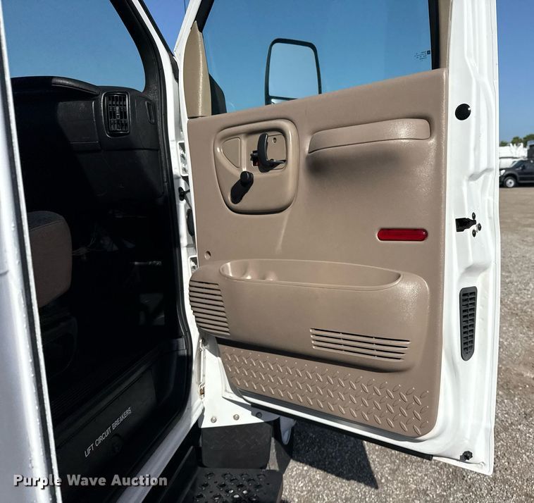 image for item EG5945 2005 GMC C5500 bucket truck