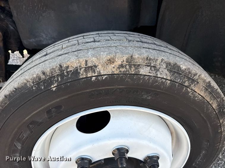 image for item EG5945 2005 GMC C5500 bucket truck