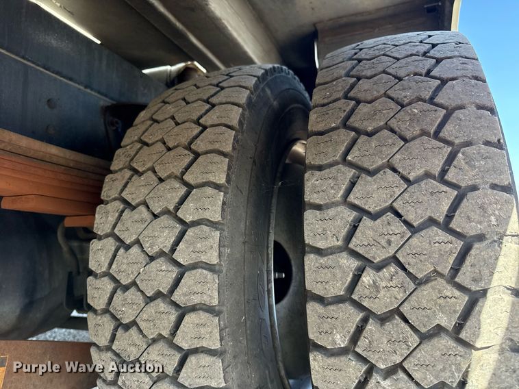 image for item EG5945 2005 GMC C5500 bucket truck