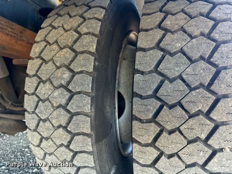 image for item EG5945 2005 GMC C5500 bucket truck