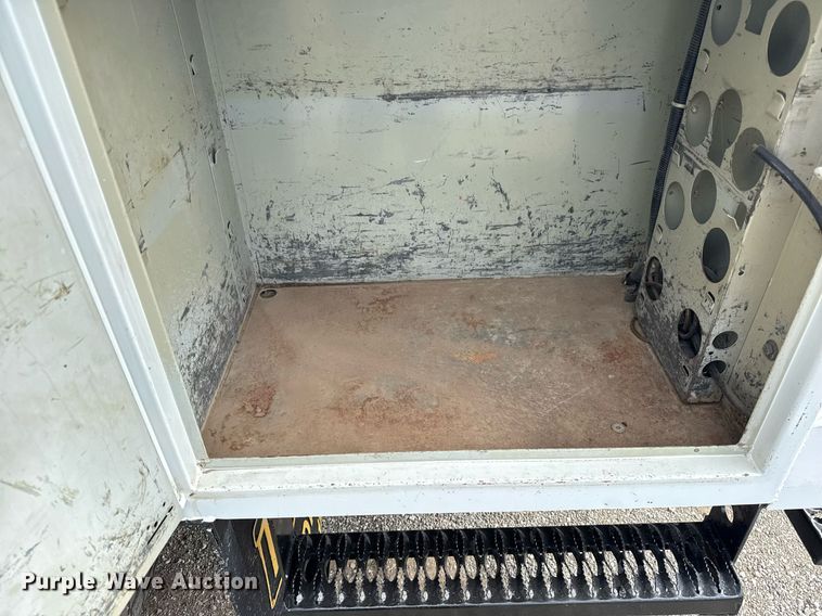 image for item EG5957 2009 Ford F750 Super Duty Crew Cab utility / service truck