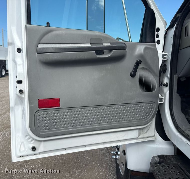 image for item EG5957 2009 Ford F750 Super Duty Crew Cab utility / service truck