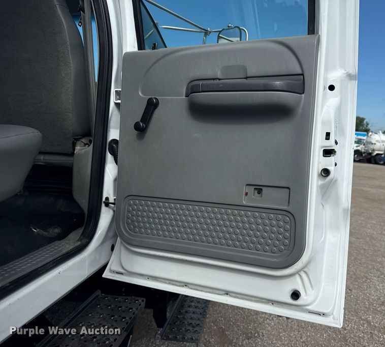 image for item EG5957 2009 Ford F750 Super Duty Crew Cab utility / service truck
