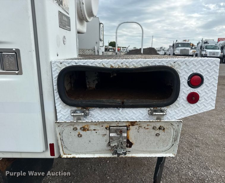 image for item EG5968 2005 GMC C4500 bucket truck