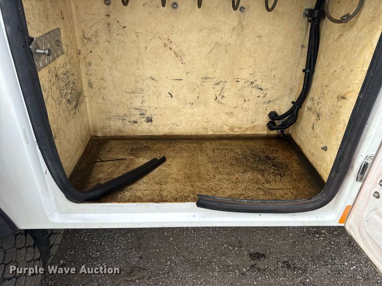 image for item EG5968 2005 GMC C4500 bucket truck