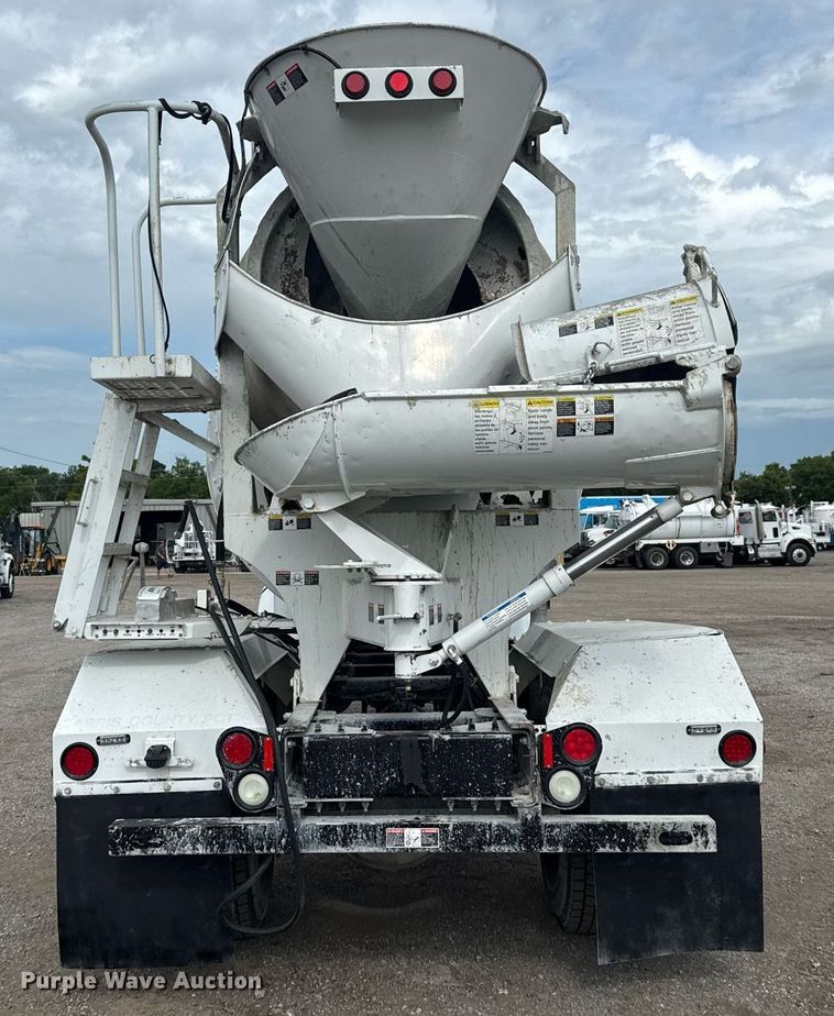 image for item EG5970 2010 Peterbilt 335 ready mix truck