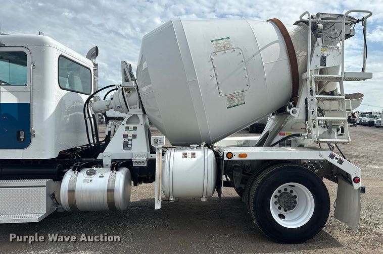 image for item EG5970 2010 Peterbilt 335 ready mix truck