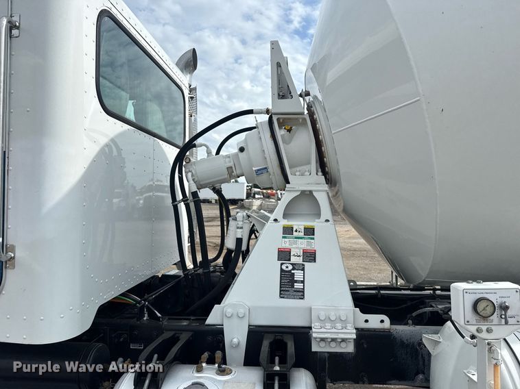 image for item EG5970 2010 Peterbilt 335 ready mix truck