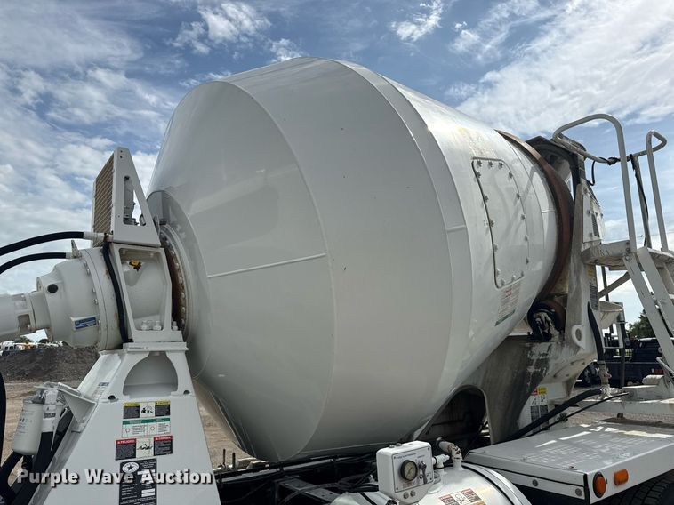 image for item EG5970 2010 Peterbilt 335 ready mix truck