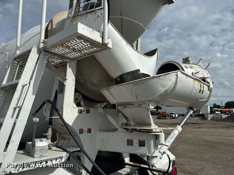 image for item EG5970 2010 Peterbilt 335 ready mix truck