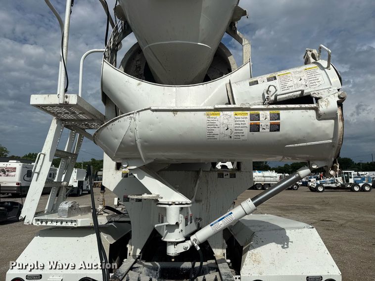 image for item EG5970 2010 Peterbilt 335 ready mix truck