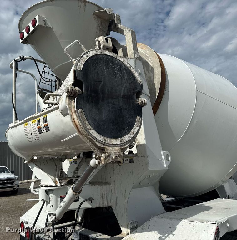 image for item EG5970 2010 Peterbilt 335 ready mix truck