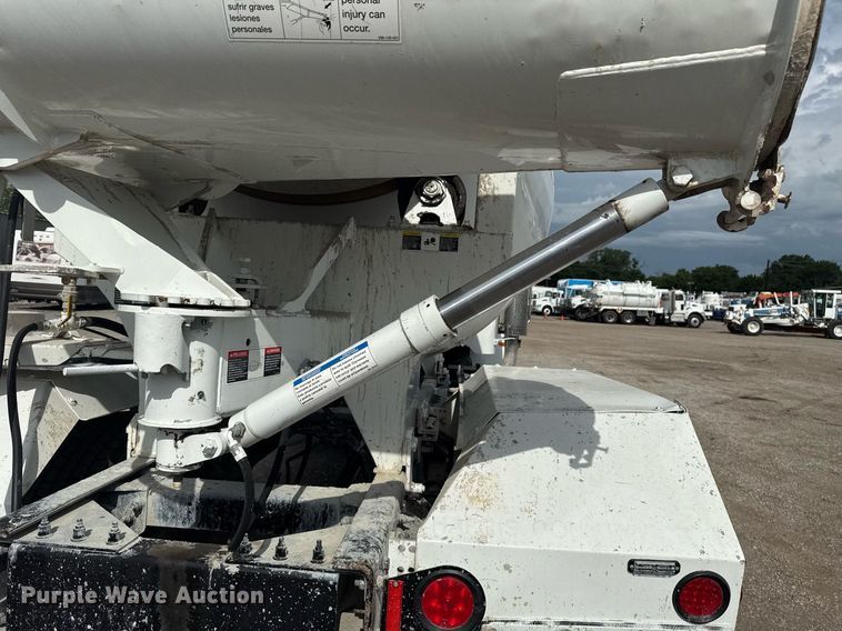 image for item EG5970 2010 Peterbilt 335 ready mix truck
