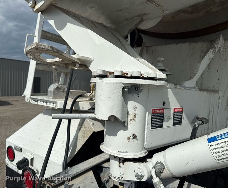 image for item EG5970 2010 Peterbilt 335 ready mix truck