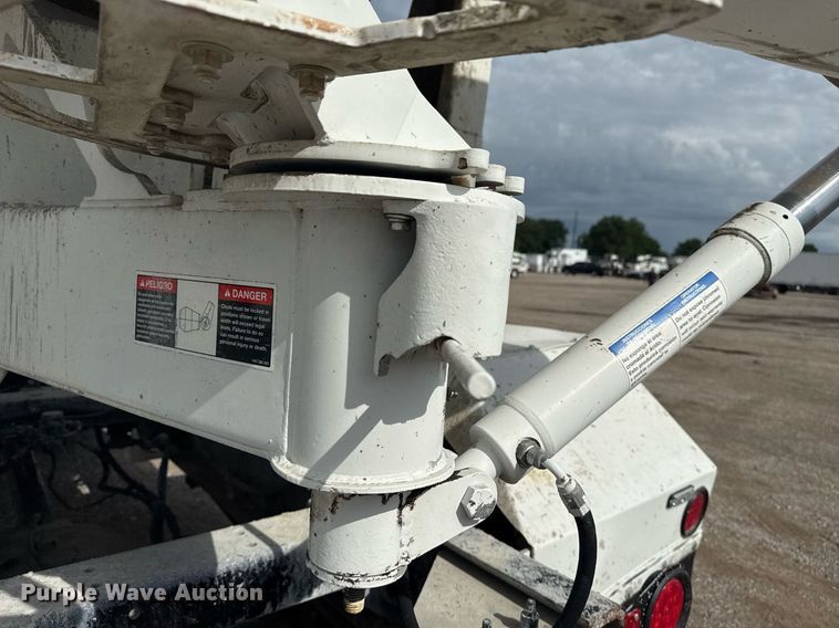 image for item EG5970 2010 Peterbilt 335 ready mix truck