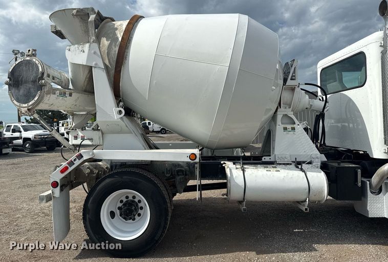 image for item EG5970 2010 Peterbilt 335 ready mix truck