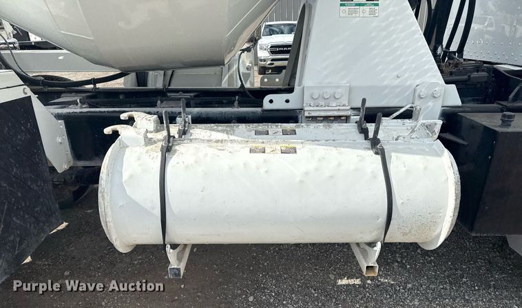 image for item EG5970 2010 Peterbilt 335 ready mix truck