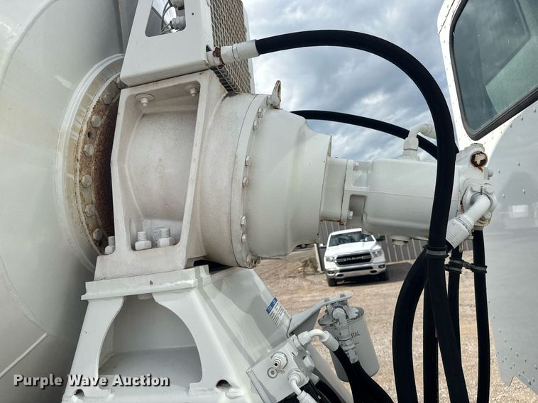 image for item EG5970 2010 Peterbilt 335 ready mix truck