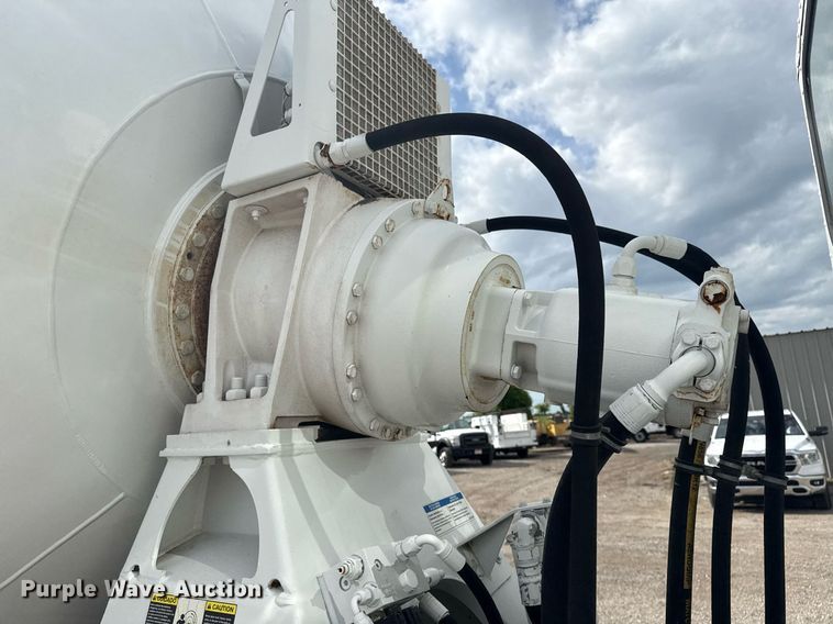 image for item EG5970 2010 Peterbilt 335 ready mix truck