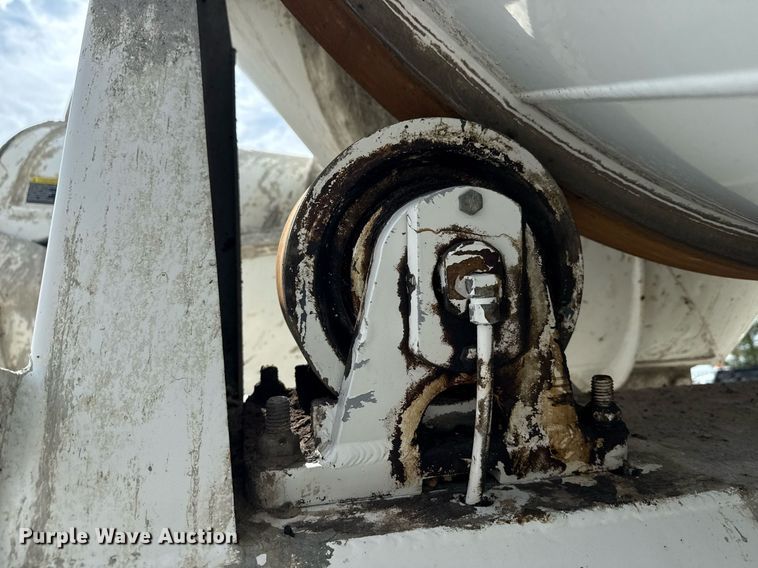 image for item EG5970 2010 Peterbilt 335 ready mix truck