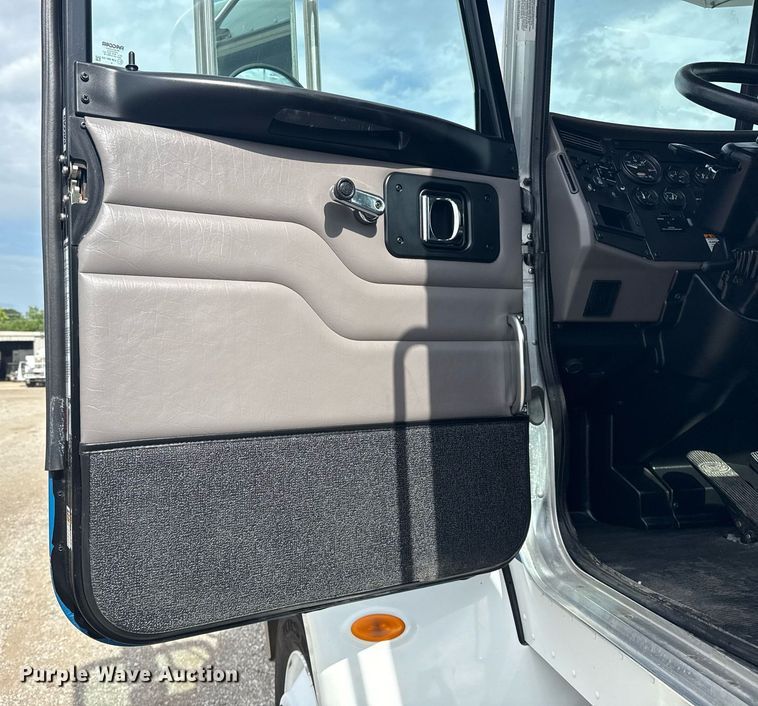 image for item EG5970 2010 Peterbilt 335 ready mix truck