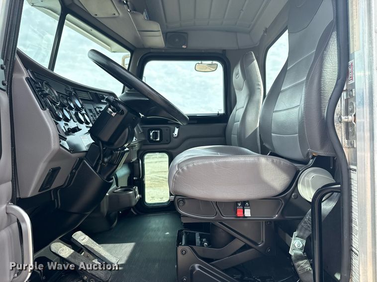 image for item EG5970 2010 Peterbilt 335 ready mix truck