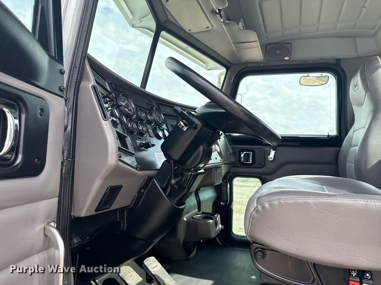 image for item EG5970 2010 Peterbilt 335 ready mix truck