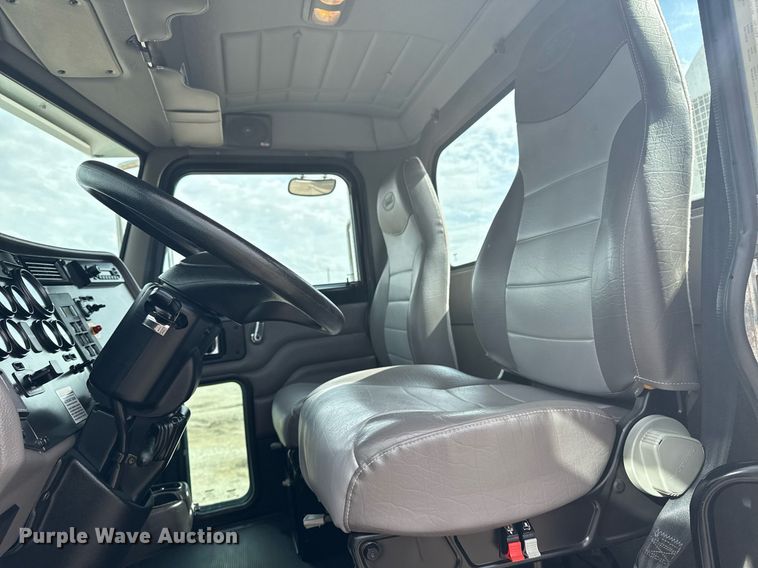 image for item EG5970 2010 Peterbilt 335 ready mix truck