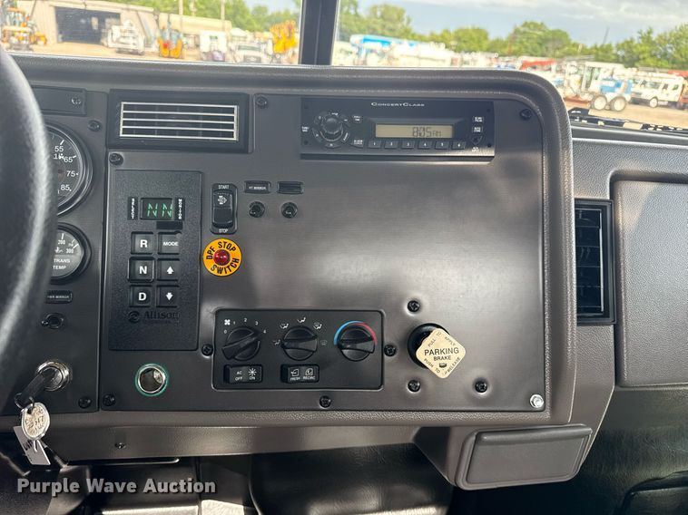 image for item EG5970 2010 Peterbilt 335 ready mix truck