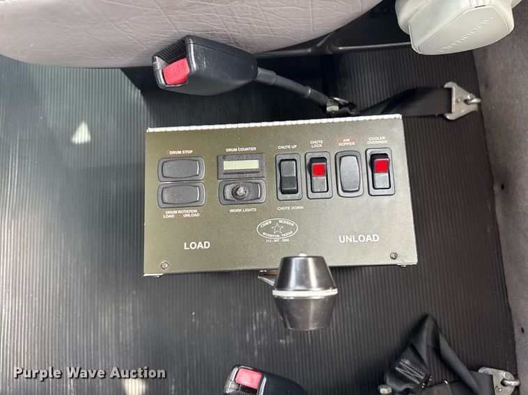 image for item EG5970 2010 Peterbilt 335 ready mix truck