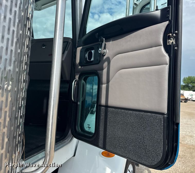 image for item EG5970 2010 Peterbilt 335 ready mix truck