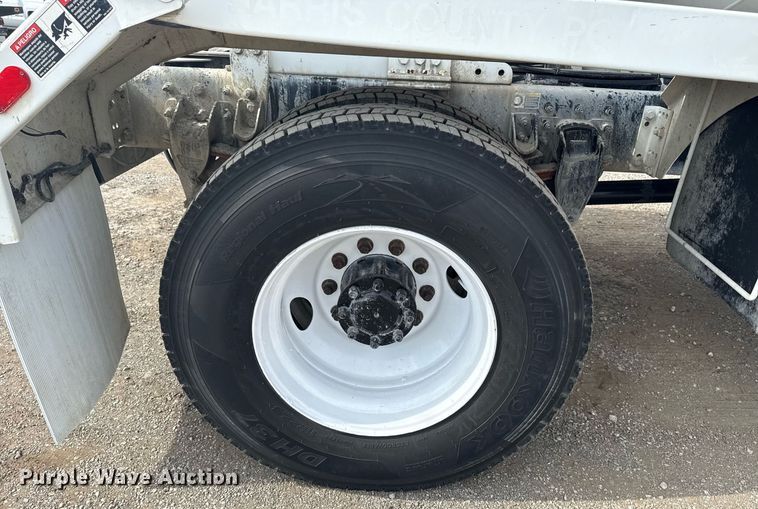 image for item EG5970 2010 Peterbilt 335 ready mix truck