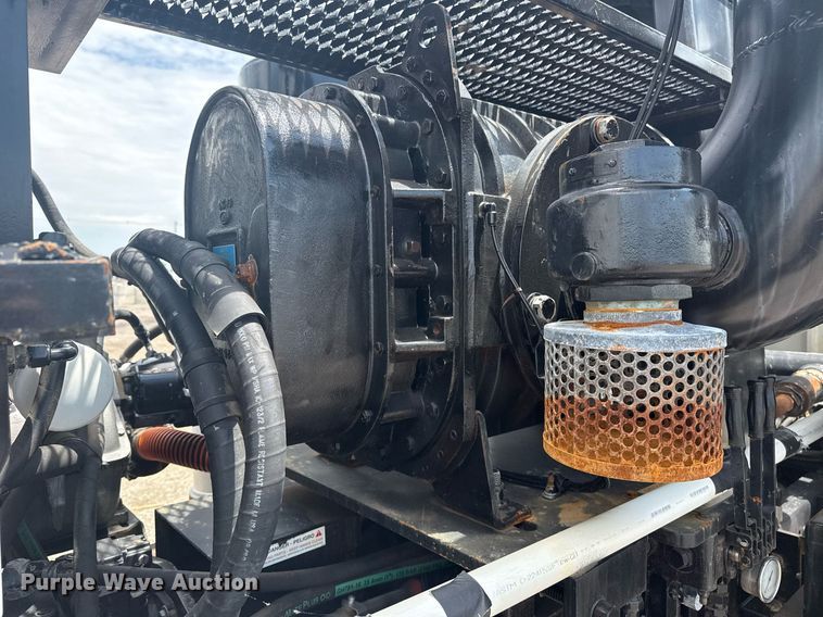 image for item EG5973 2002 Sterling L9500 sewer jetter truck