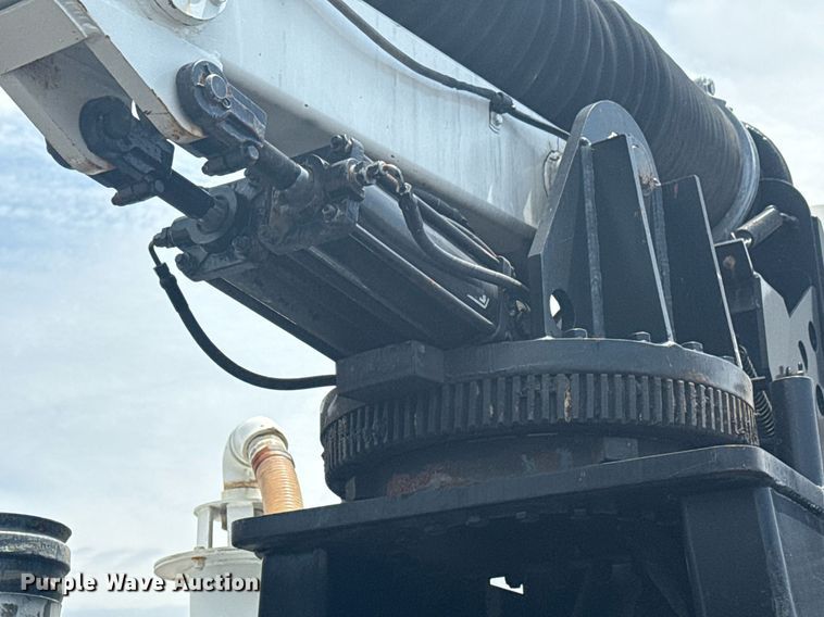 image for item EG5973 2002 Sterling L9500 sewer jetter truck