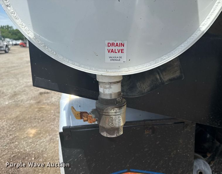 image for item EG5973 2002 Sterling L9500 sewer jetter truck