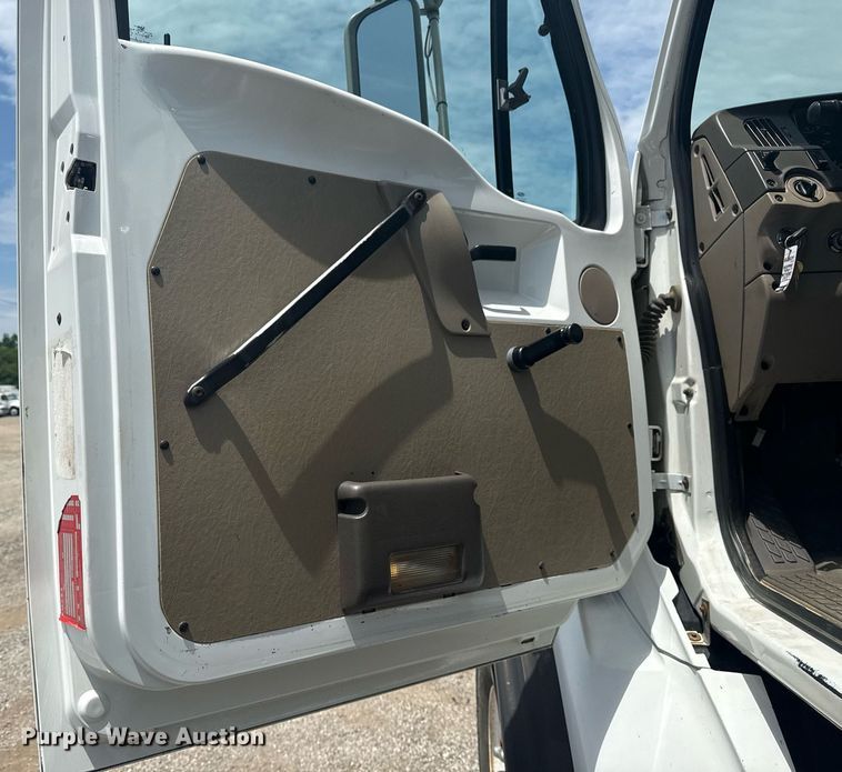 image for item EG5973 2002 Sterling L9500 sewer jetter truck