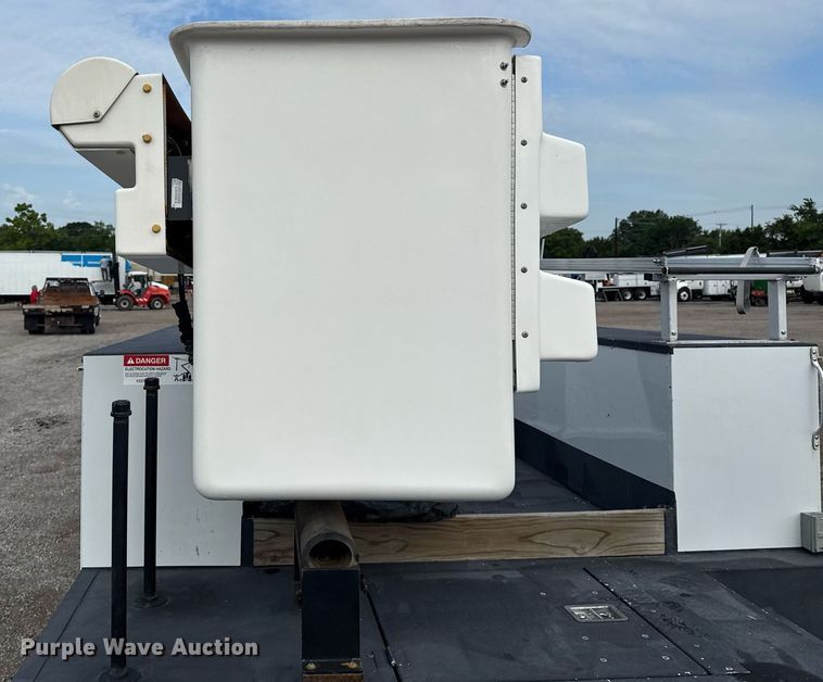 image for item EG5978 2017 Ford F550 Super Duty Crew Cab bucket truck