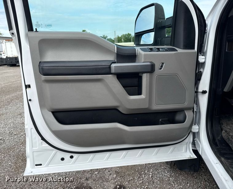 image for item EG5978 2017 Ford F550 Super Duty Crew Cab bucket truck