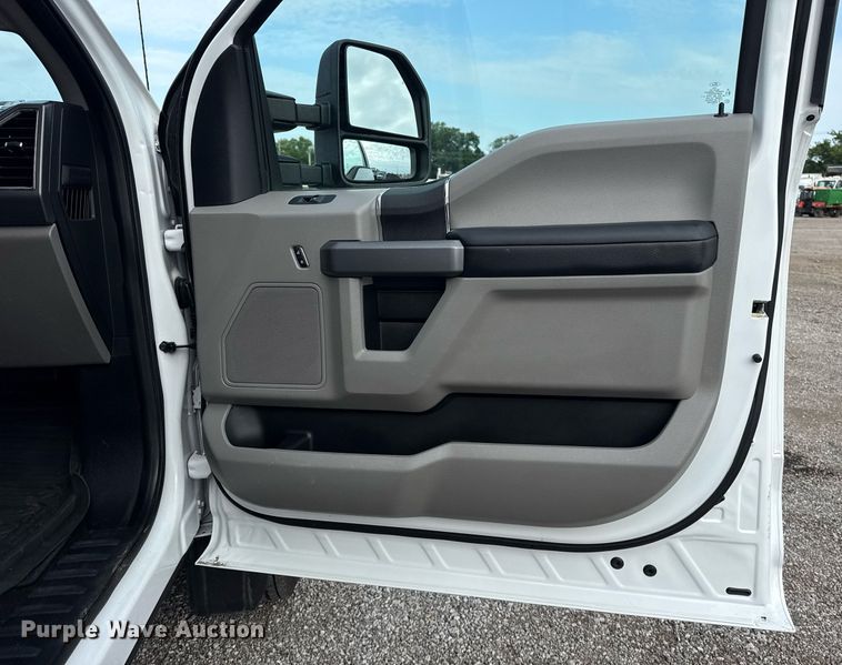 image for item EG5978 2017 Ford F550 Super Duty Crew Cab bucket truck