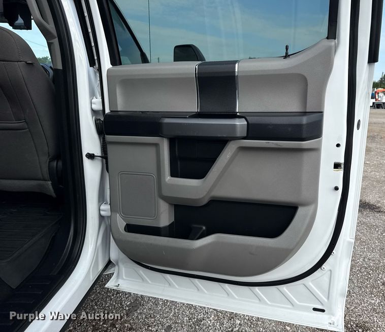 image for item EG5978 2017 Ford F550 Super Duty Crew Cab bucket truck