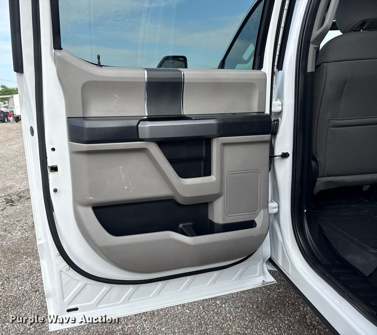 image for item EG5978 2017 Ford F550 Super Duty Crew Cab bucket truck